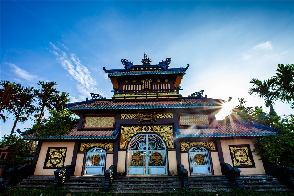 Tam quan của chùa được xây dựng theo mô hình “Hiển Lâm Các” của Đại nội Huế, có 5 mái (tượng trưng cho ngũ phước). Ảnh: Chu Thế Dũng 