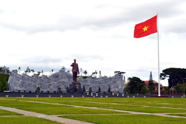 Tượng đúc Hồ Chí Minh lớn nhất Việt Nam, được thực hiện bởi sự khéo léo, tỉ mỉ của nhà điêu khắc Nguyễn Bá Đua (Ảnh sưu tầm) 