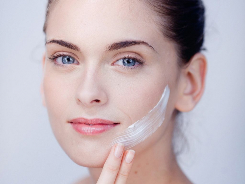 Trên thực tế, kem dưỡng ẩm không những không khiến da bạn đổ dầu nhiều hơn mà còn ngăn chặn, giảm thiểu lượng dầu trên da.