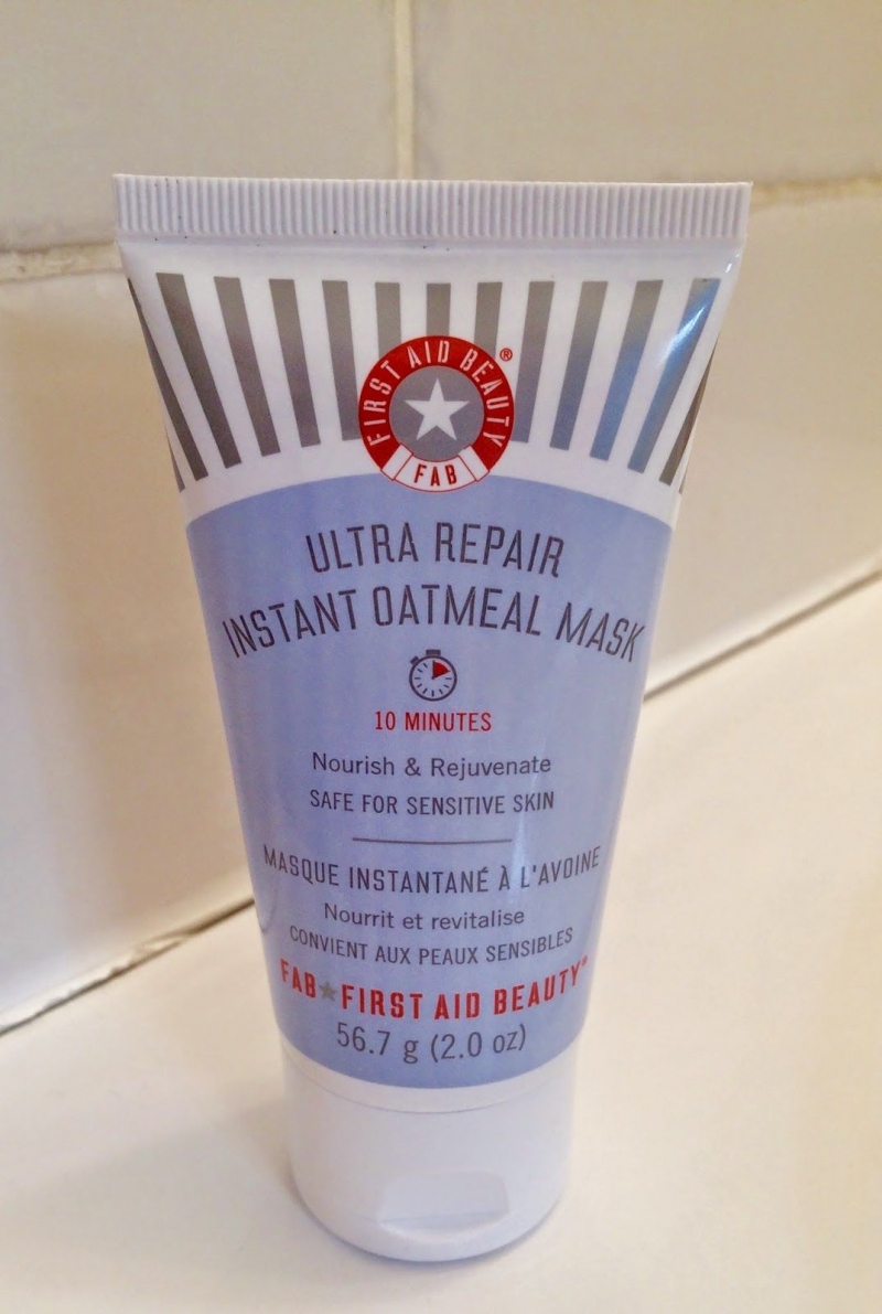 Sản phẩm First Aid Beauty Ultra Repair Instant Oatmeal Mask với sự kết hợp của bột yến mạch, bơ hạt mỡ, bisabolol sẽ thay bạn cấp ẩm, làm dịu, nuôi dưỡng da khỏe mạnh để bớt nhạy cảm