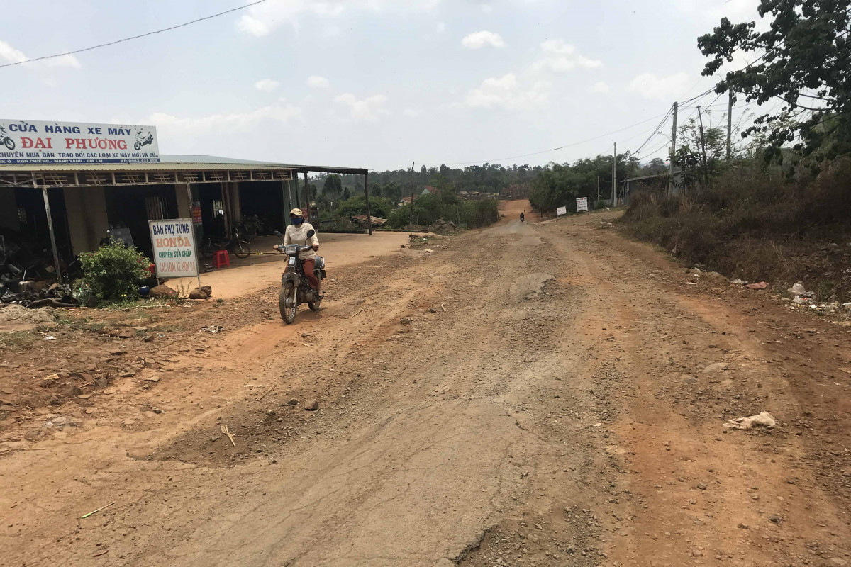 Gia Lai: Người dân Kon Chiêng khốn khổ vì con đường “nắng bụi, mưa bẩn”